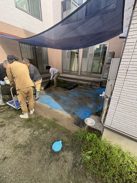 まずは古くなった人工芝を剥がし、撤去します。