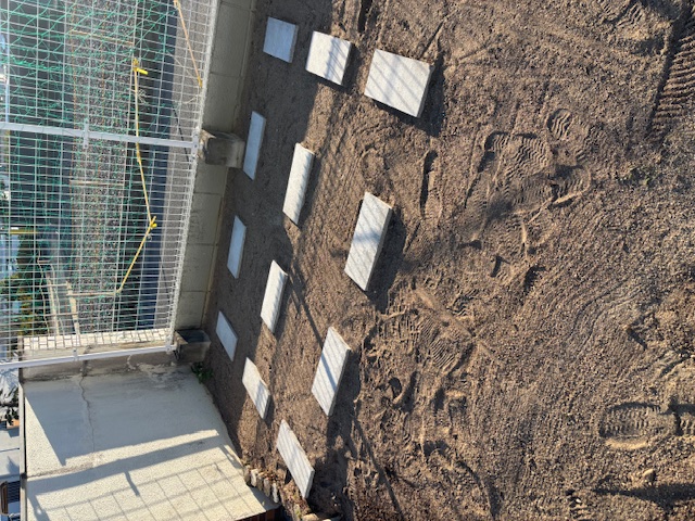 基礎工事として、ブロック塀を設置しました。