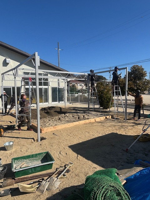 遮光ネット鉄骨組立工事を行いました。