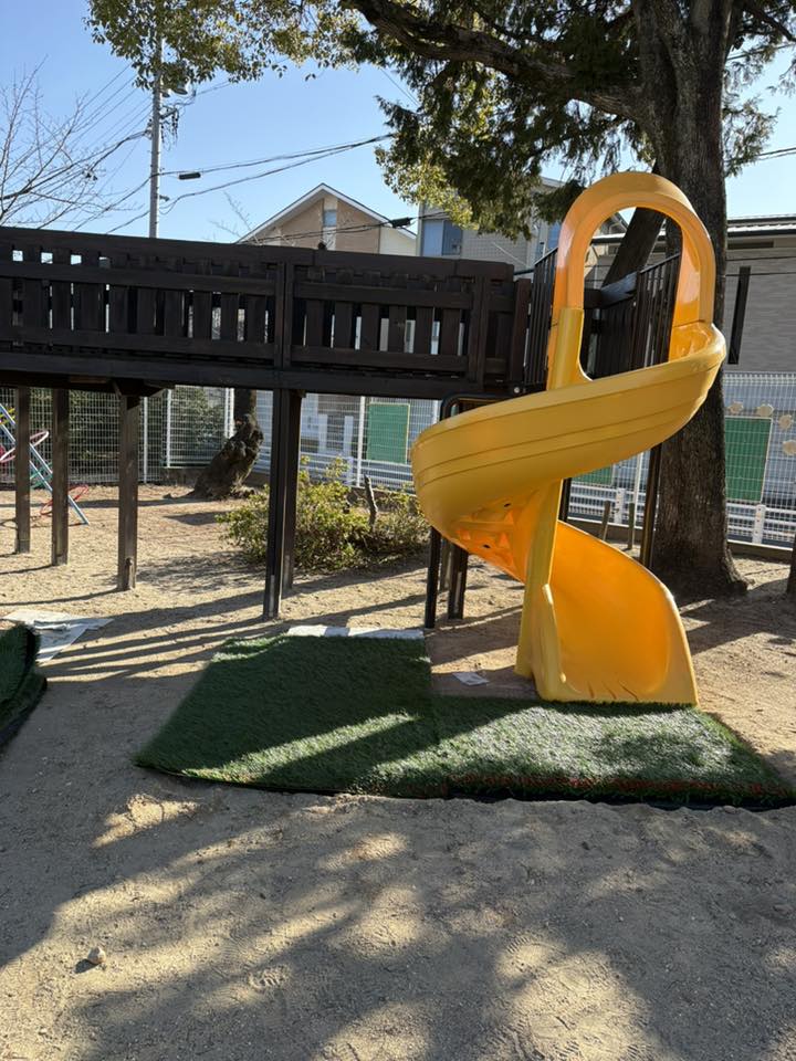 緑色の人工芝を置き、周辺の埋め込み作業を行いました。