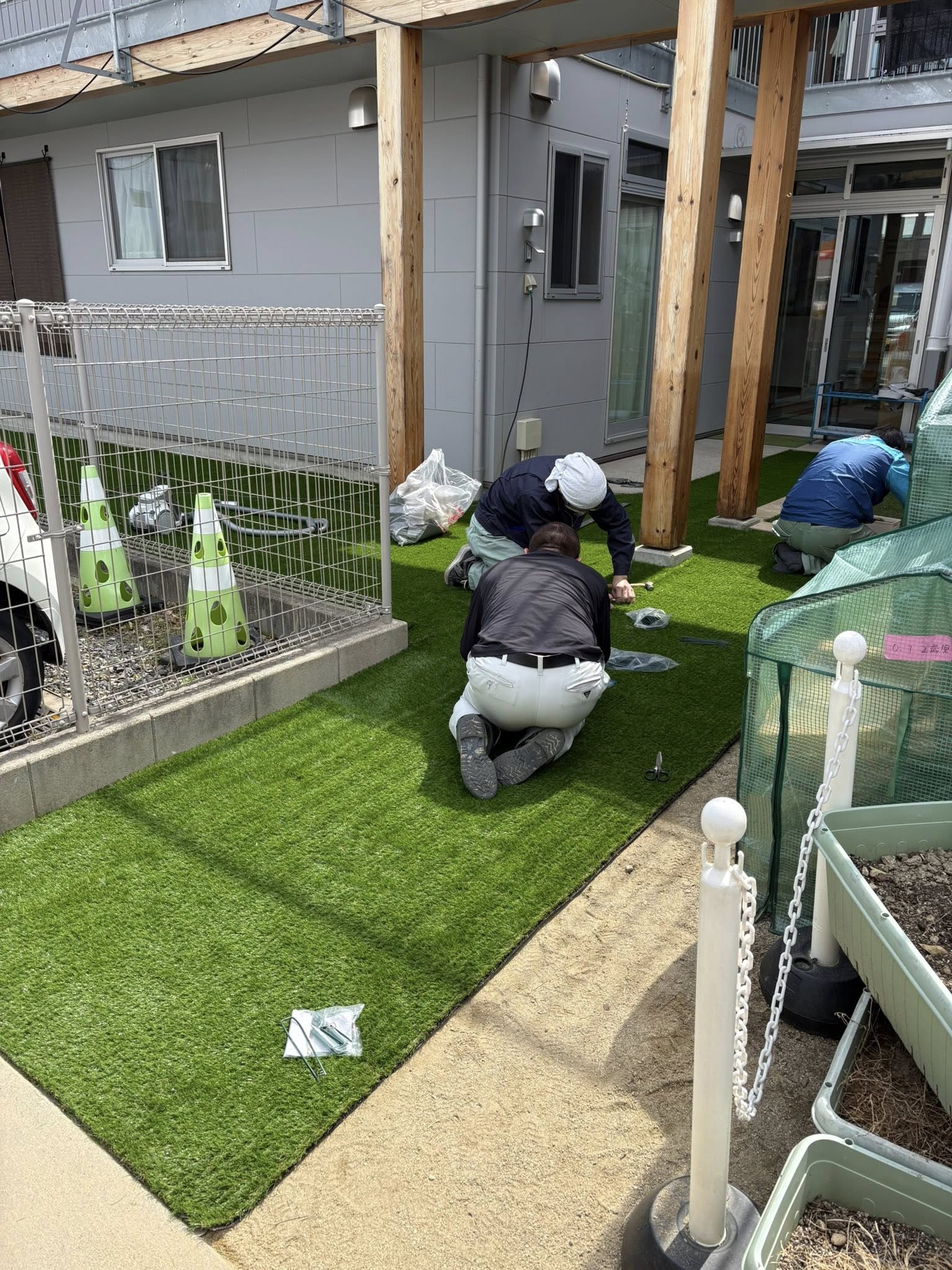 防草シートの上に人工芝を貼付け。しっかりと固定させます。