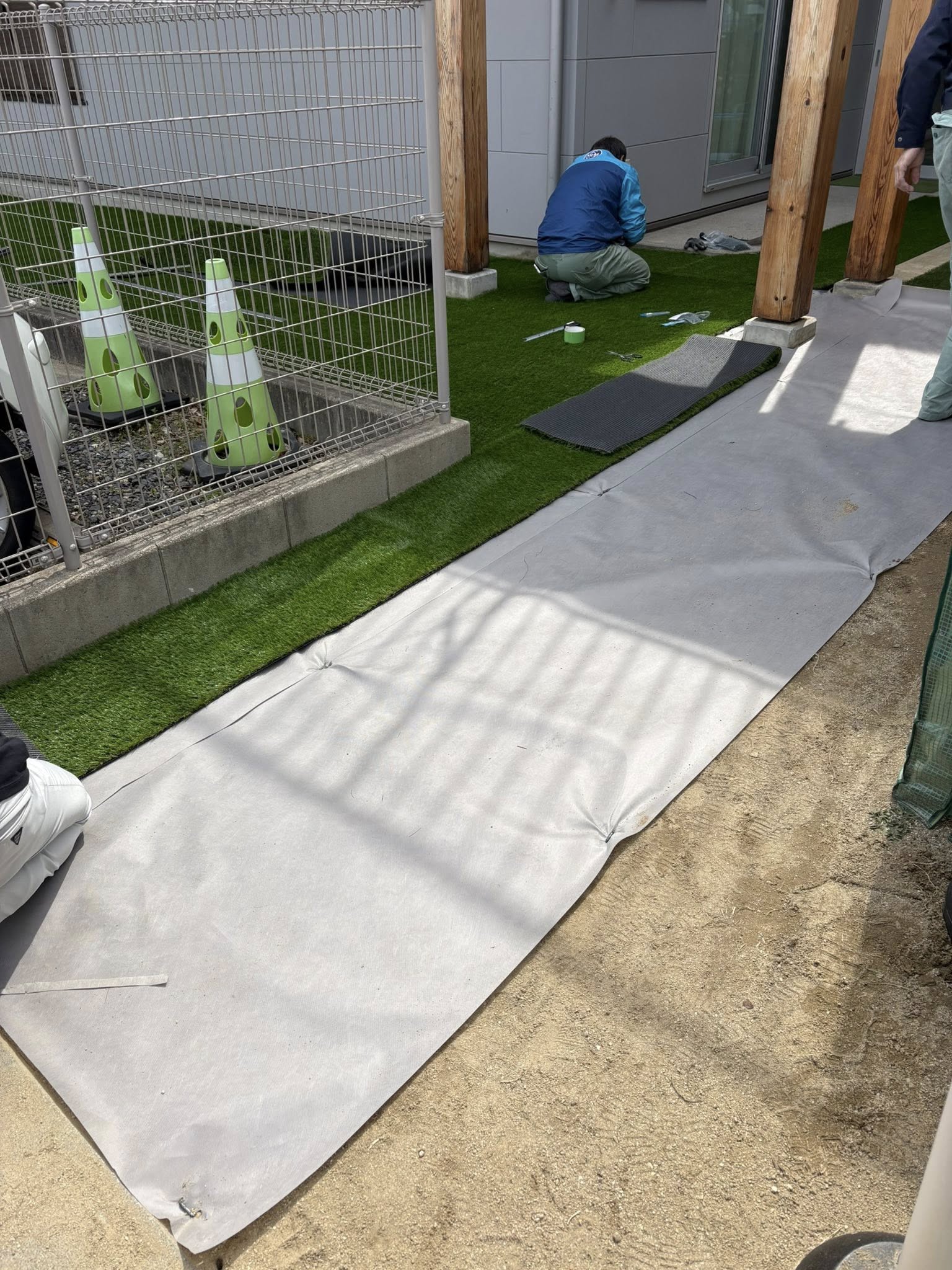 下地を慣らしてからは、雑草が生えないよう、防草シート貼付けを行います。