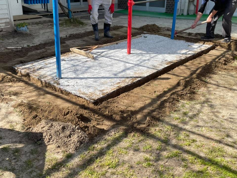 地ならしをした後にクッションマット設置。周囲は深めに溝を掘りましたが、グリーンマットの端をここに入れて固定させますので、これが重要作業です。