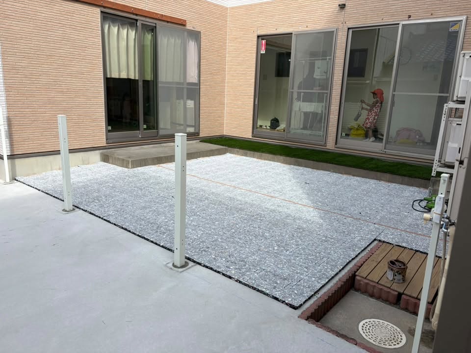 養生作業が終わり、いよいよ新しい人工芝を入れます。まずは厚みのあるクッションを入れます。
