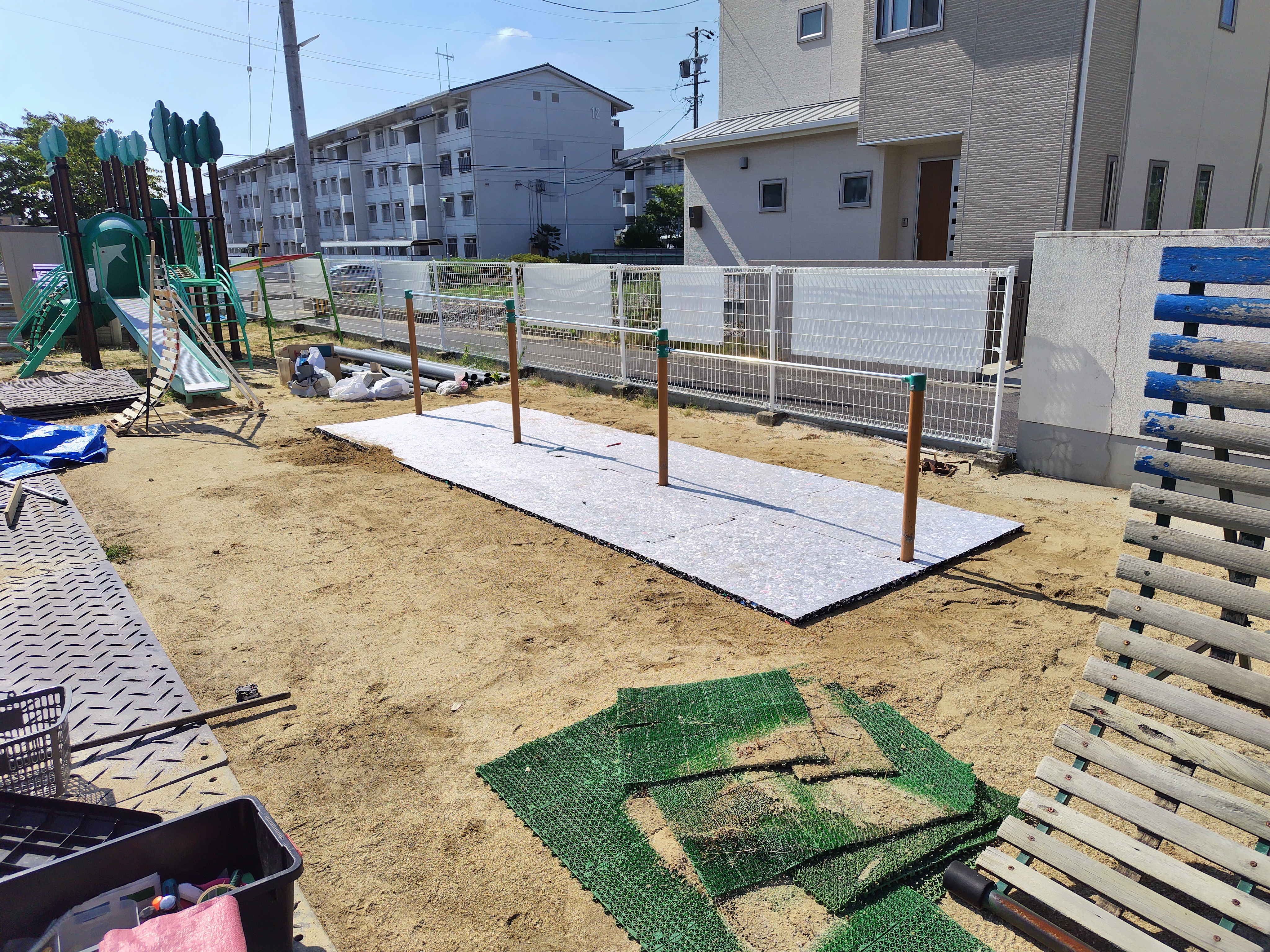 人工芝の下に厚さ35ミリのクッション層を敷設します。