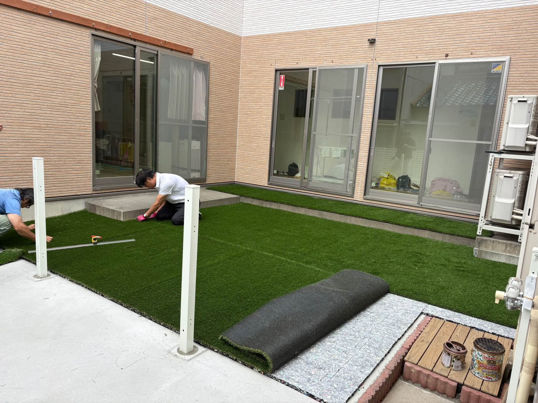 新しいキレイな人工芝を入れ貼りつけ作業を行い、完成。