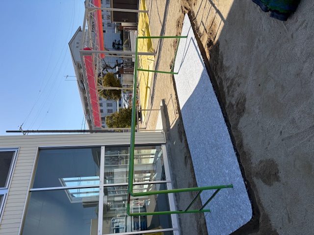 クッションの上にハイブリットターフを設置する前に、周辺の穴掘り作業を行います。