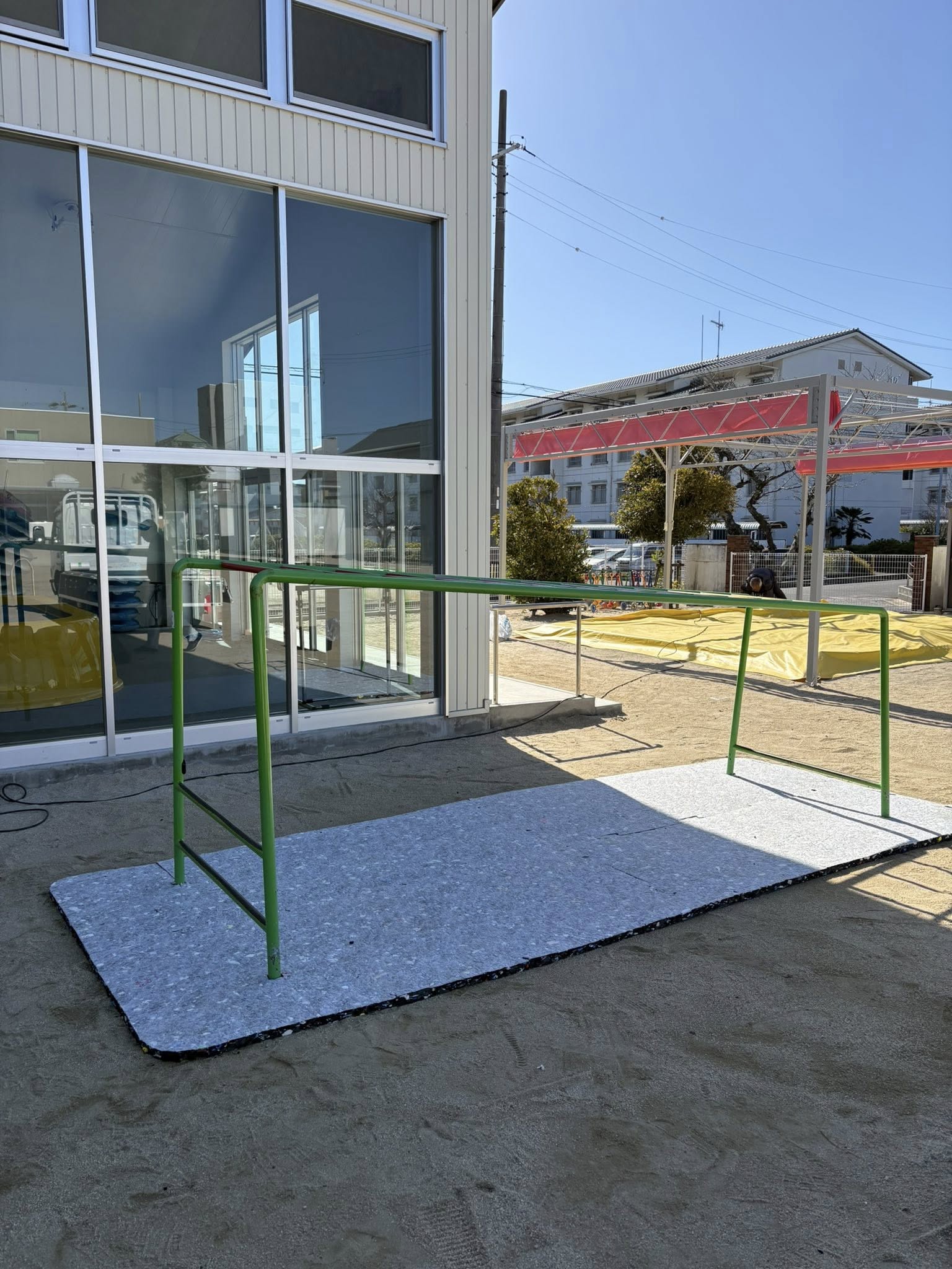 まずは下地を調整し、衝撃吸収の役割を果たすクッションを設置します。