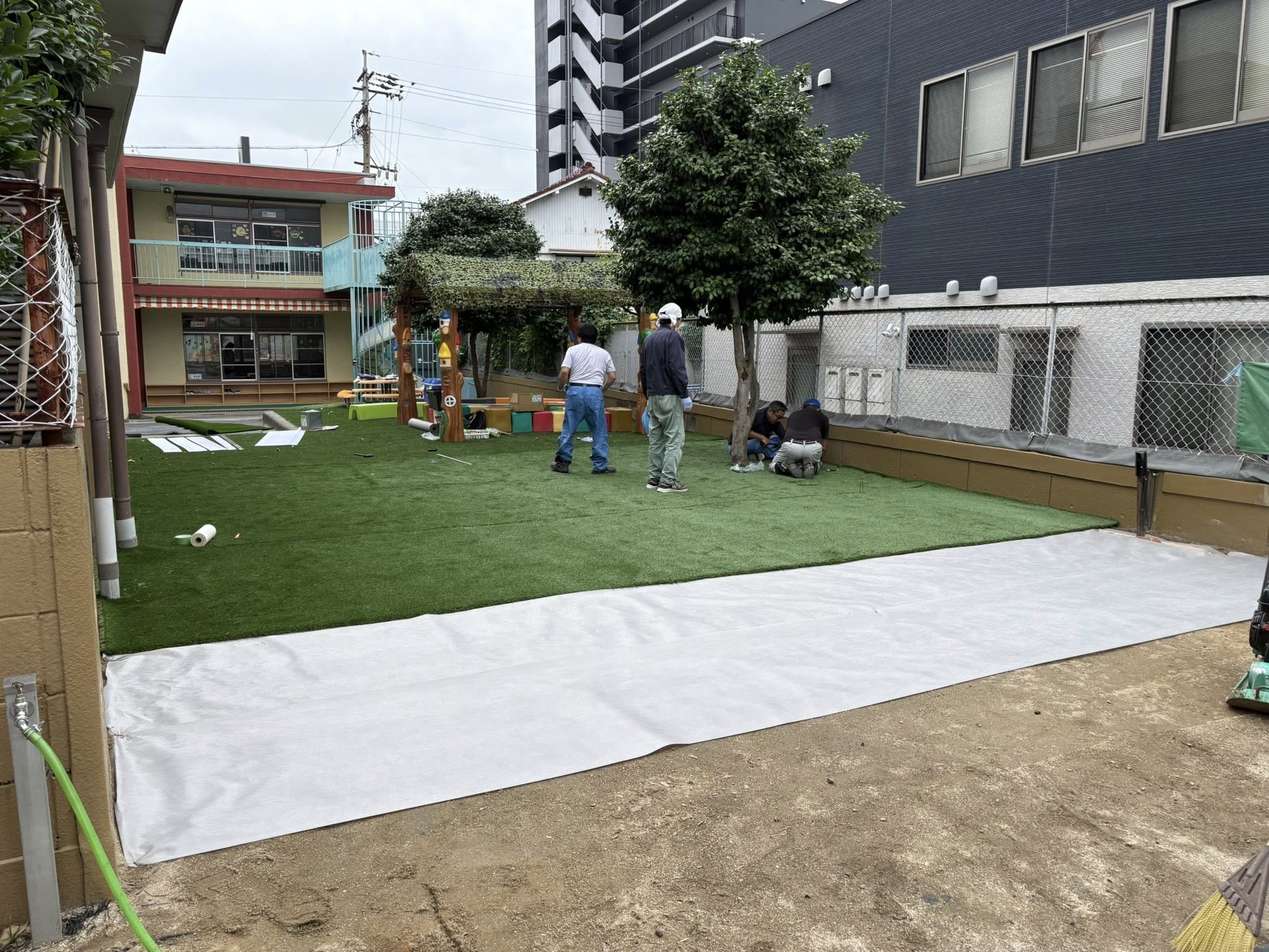 仕上げに防草シートの上に、人工芝を貼り付けていきます。外れないようにしっかり固定します。