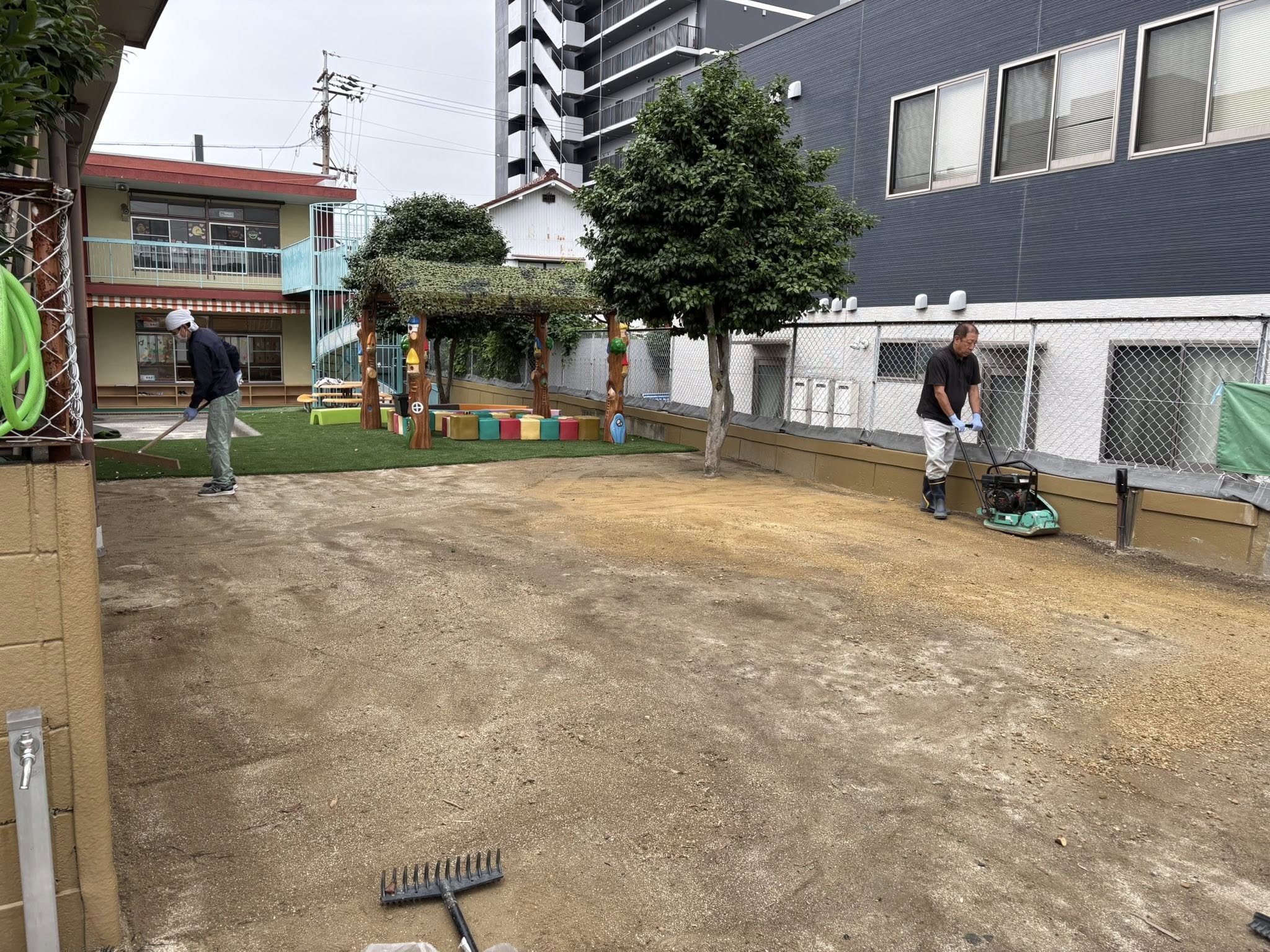 まずは全体に転圧をかけ、地面が真っ平になるように調整します。