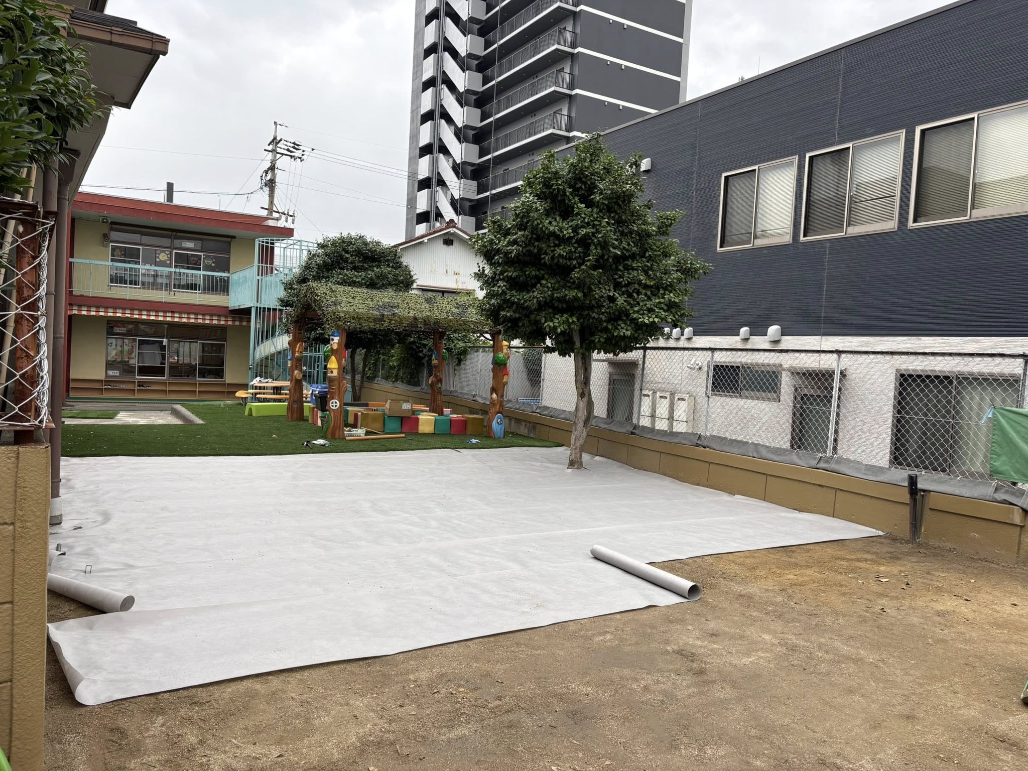 防草シートを貼付け、雑草が生えてこないように対処します。これ重要なんですよね。