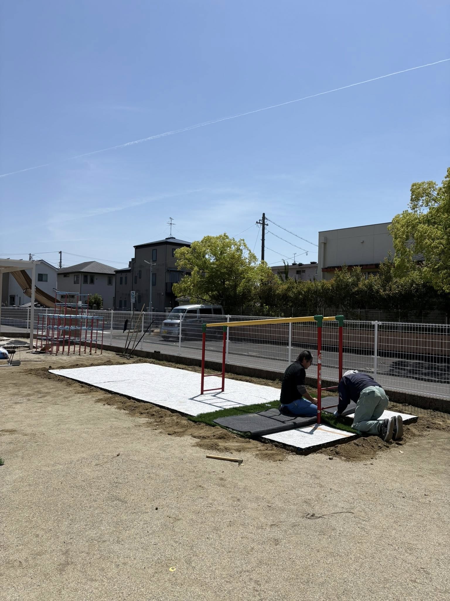クッションを設置した上に、緑色のキレイな人工芝を貼っていきます。