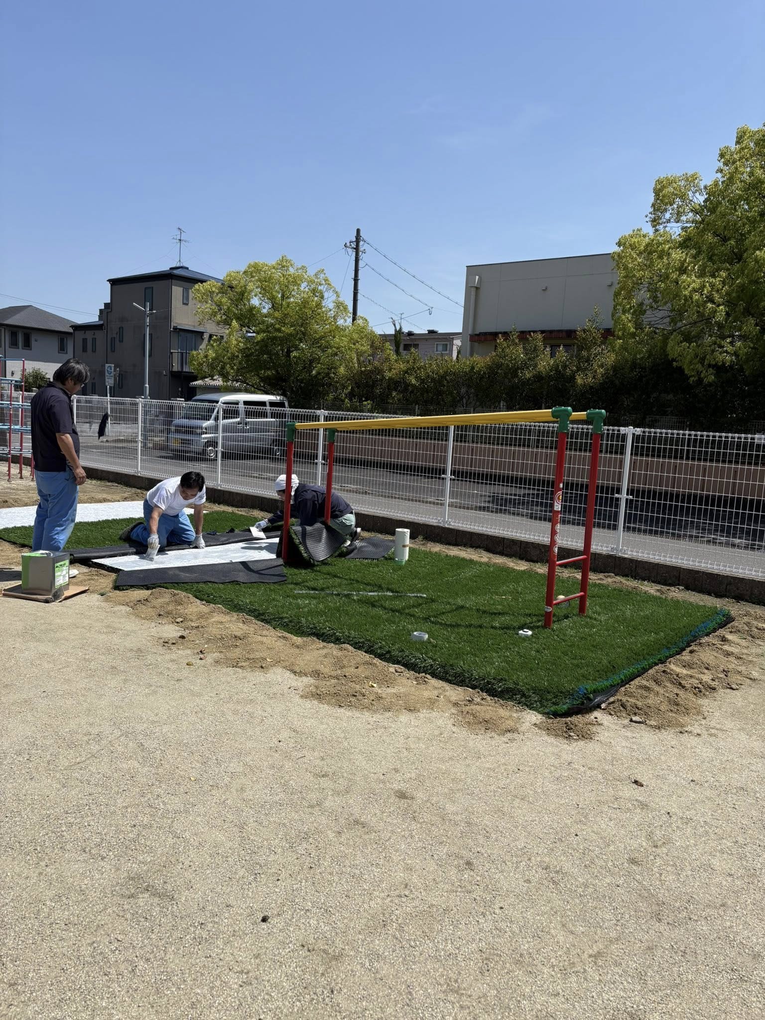 人工芝貼りつけ作業、順調に進んでいます。