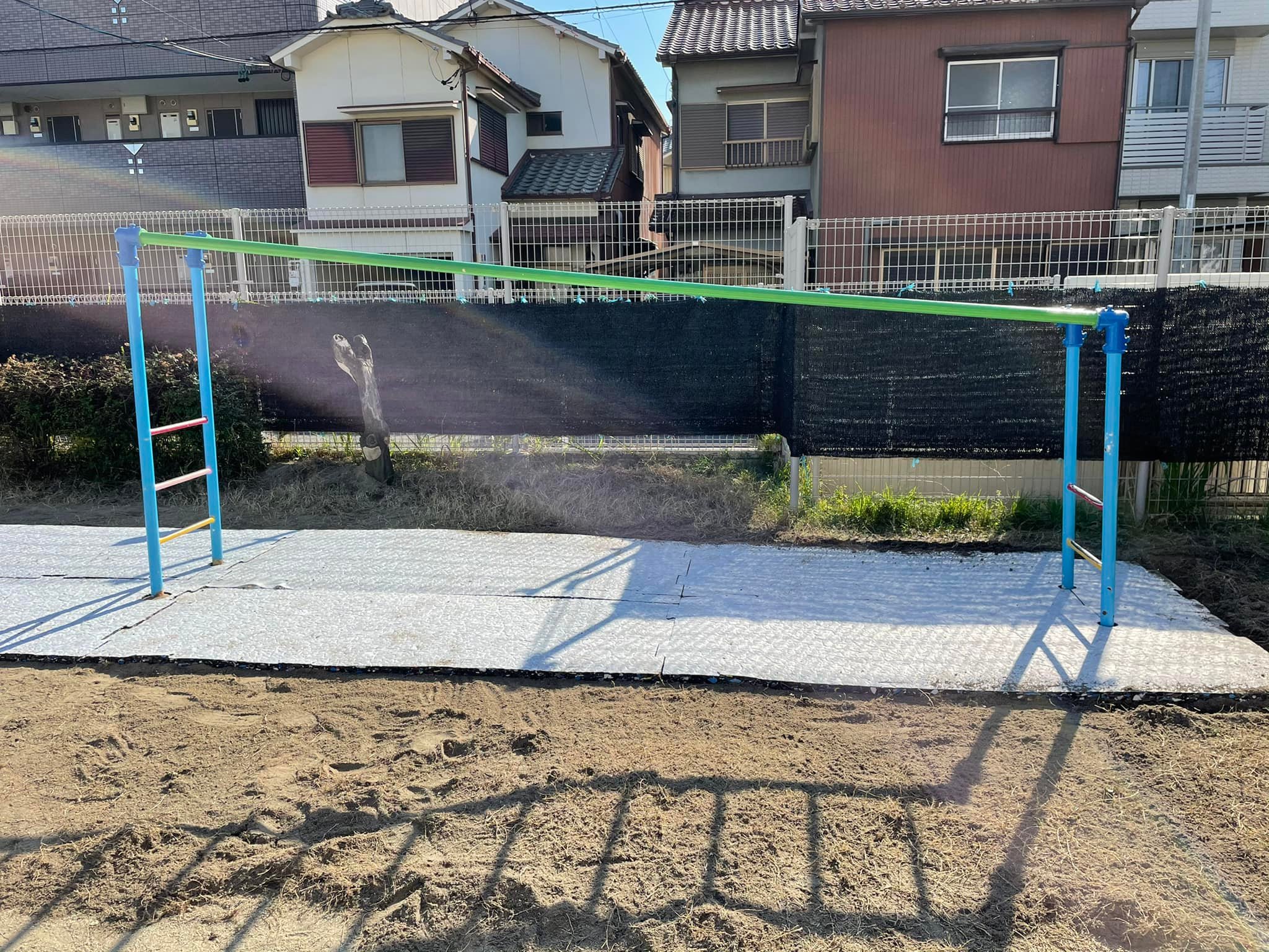 ハイブリットターフのクッションマットを設置。雲梯の脚部分を調整しながら行いました。