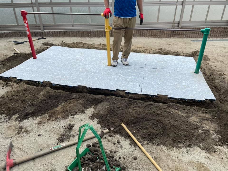 新しいクッションマットを設置し、人工芝を埋め込む側溝を作りました。