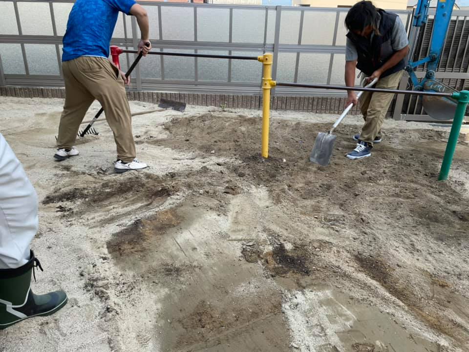古いクッションマットを撤去させてからは、下地を真っ平ににする作業。砂を入れたりして調整しました。