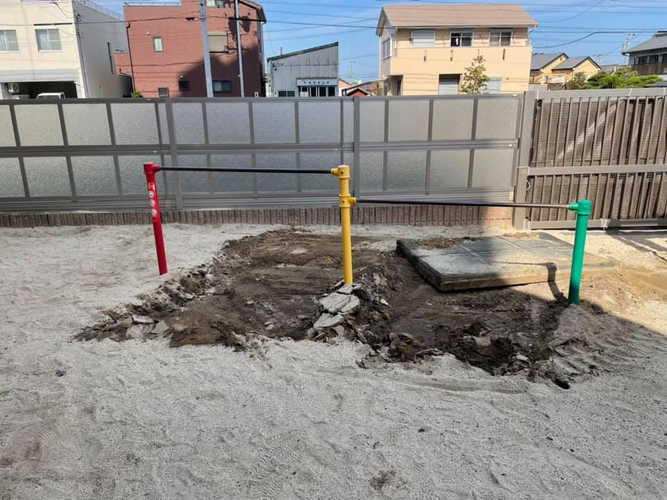 もともと設置していたクッションマットは固い木材で固定されていましたので、それをショベルカーで破壊して撤去しました。